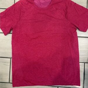 lululemon athletica Metal Vent Magenta Short Sleeve Tee